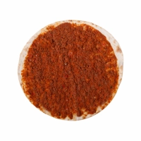 Knapperige Turkse pizza belegd met gekruid gehakt.