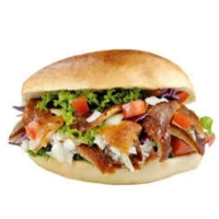 Vers afgebakken broodje gevuld met knapperig, gefrituurde kipfilet, frisse salade en huisgemaakte saus naar keuze.