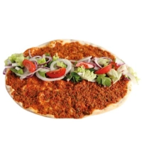 Knapperige Turkse pizza belegd met gekruid gehakt, gevuld met frisse salade en huisgemaakte saus naar keuze.