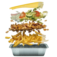 Een laag knapperige, huisgemaakte, gekruide friet met daarop knapperige, gefrituurde kipfilet, gesmolten geraspte kaas, frisse salade en huisgemaakte saus naar keuze.