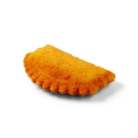 Een goudbruin gefrituurde kaassouffle, met een krokant korstje en een rommige gesmolten kaasvulling van binnen.