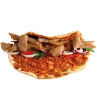 Knapperige Turkse pizza belegd met gekruid gehakt, gevuld met mals, gekruid kalfdonervlees, frisse salade en huisgemaakte saus naar keuze.