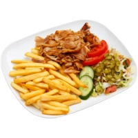 Mals, gekruid kipdonervlees geserveerd met knapperige, huisgemaakte, gekruide friet, frisse salade en huisgemaakte saus naar keuze.