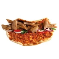 Knapperige Turkse pizza belegd met gekruid gehakt, gevuld met mals, gekruid kipdonervlees, frisse salade en huisgemaakte saus naar keuze.