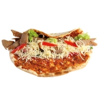 Knapperige Turkse pizza belegd met gekruid gehakt en gesmolten geraspte kaas, gevuld met mals, gekruid kipdonervlees, frisse salade en huisgemaakte saus naar keuze.