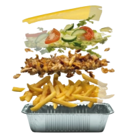 Een laag knapperige, huisgemaakte, gekruide friet met daarop knapperige, gefrituurde falafel, gesmolten geraspte kaas, frisse salade en huisgemaakte saus naar keuze.